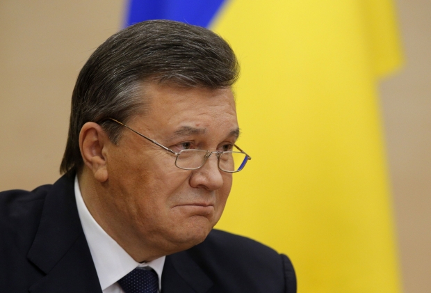 Янукович сломал ручку на словах "хочу обратиться ко всему народу Украины".