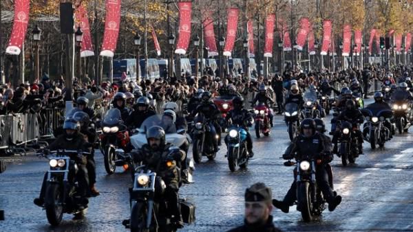 Imagini impresionante: Cum își iau francezii adio de la un idol