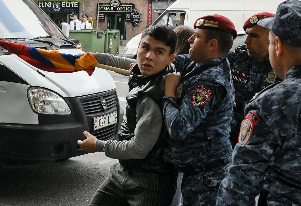 Полиция Армении задержала 155 оппозиционеров, которые перекрывали улицы Еревана .
