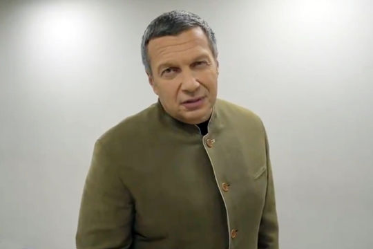 Телеведущий Владимир Соловьев рассказал о «страшной тайне» происхождения своего кителя. 