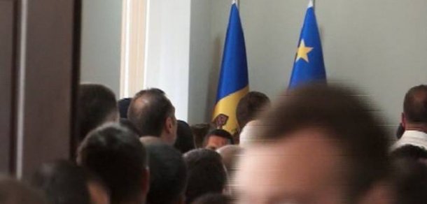 Deputații Adunării Populare din Găgăuzia și-au împărțit pumni și insulte în cadrul ședinței de astăzi, anunță portalul găgăuzinfo.md.