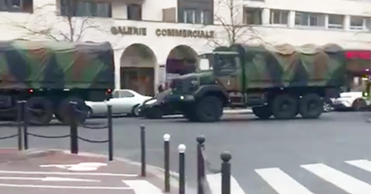 В сети распространяются кадры, на которых запечатлена военная техника, вошедшая в Париж.
