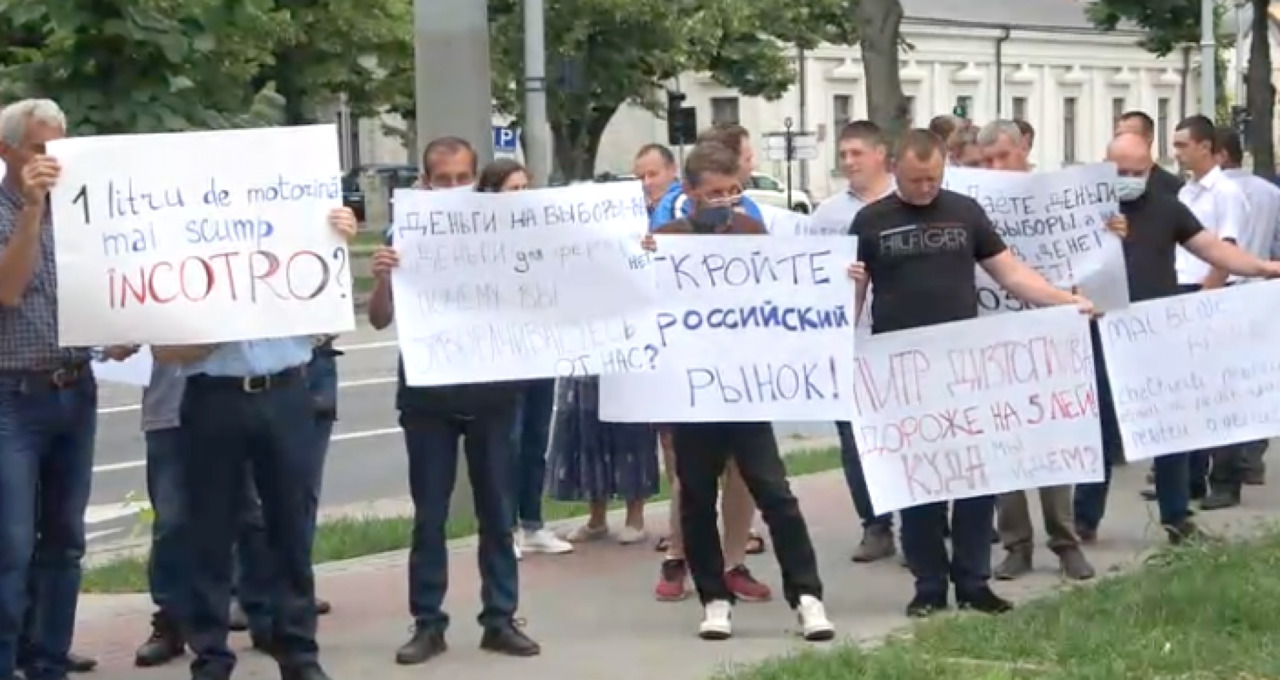Протест фермеров у президентуры: Откройте российский рынок.
