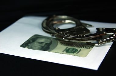 Полицейского взяли с поличным во время передачи взятки.