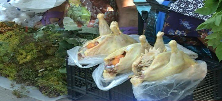 Продукты продаются повсюду.