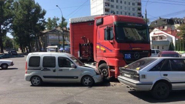 Accident rutier în Capitală. Un automobil s-a ciocnit cu un TIR