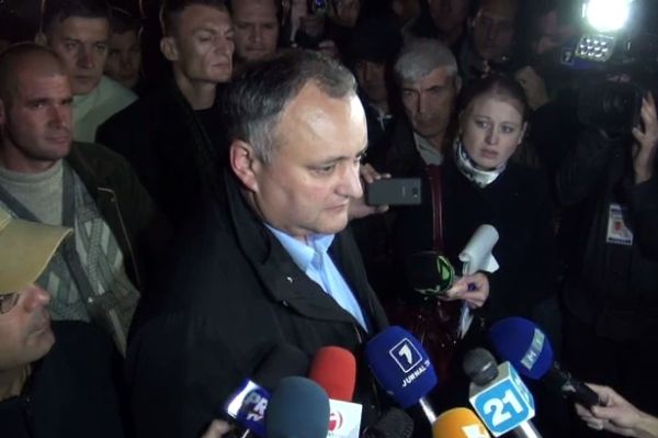 Додон призвал пикетчиков не расходиться.