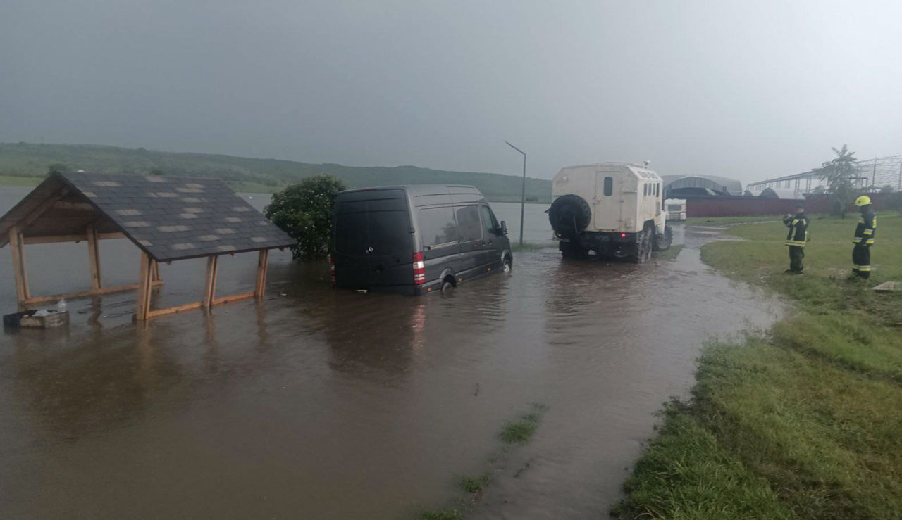 Проливные дожди причинили ущерб населенным пунктам: спасатели оказали помощь в десяти районах.