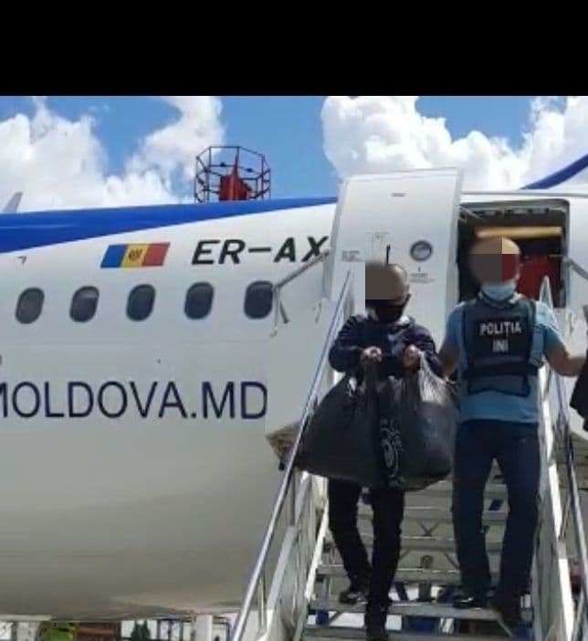 Из России экстрадировали гражданина Молдовы, разыскиваемого Интерполом за убийство.