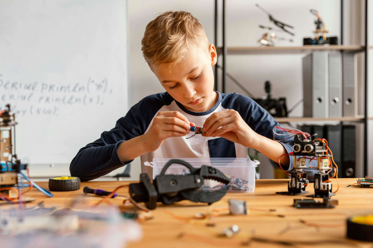 Elevii din Moldova vor începe să fie instruiți în utilizarea inteligenței artificiale, abilității inginerești și robotică.