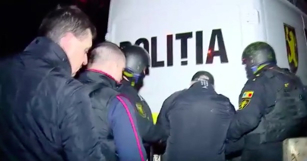 У погибшего 25-летнего мужчина осталась беременная жена. По словам врачей, состояние раненого 27-летнего - тяжелое. 