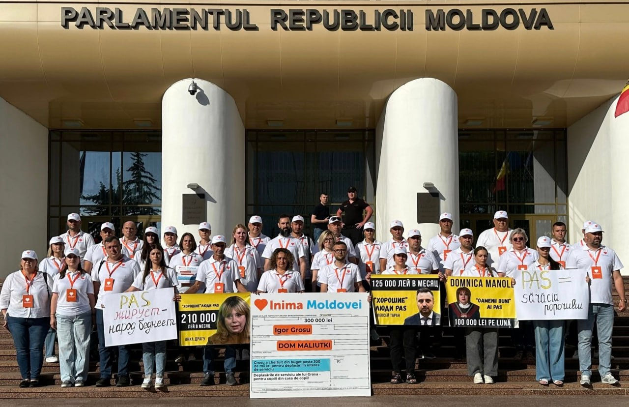 Активисты партии «Сердце Молдовы» провели протест против высоких доходов представителей власти.