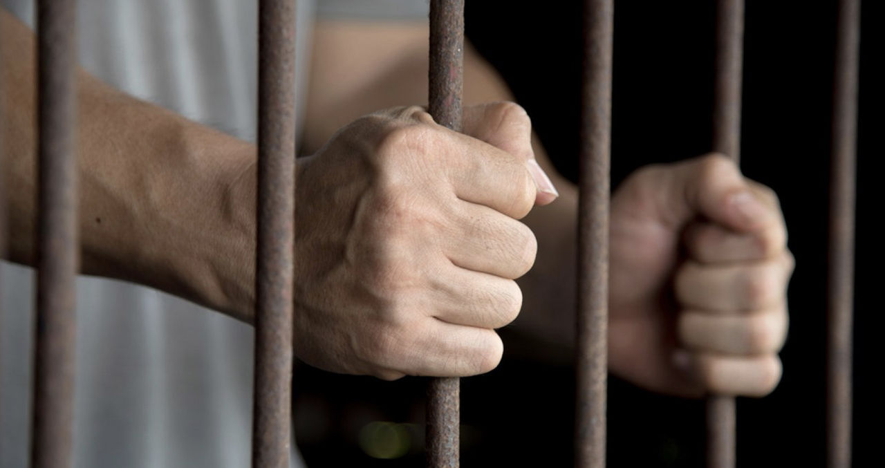 Un bărbat, condamnat la închisoare după ce a pus un minor să fure dintr-o mașină.
