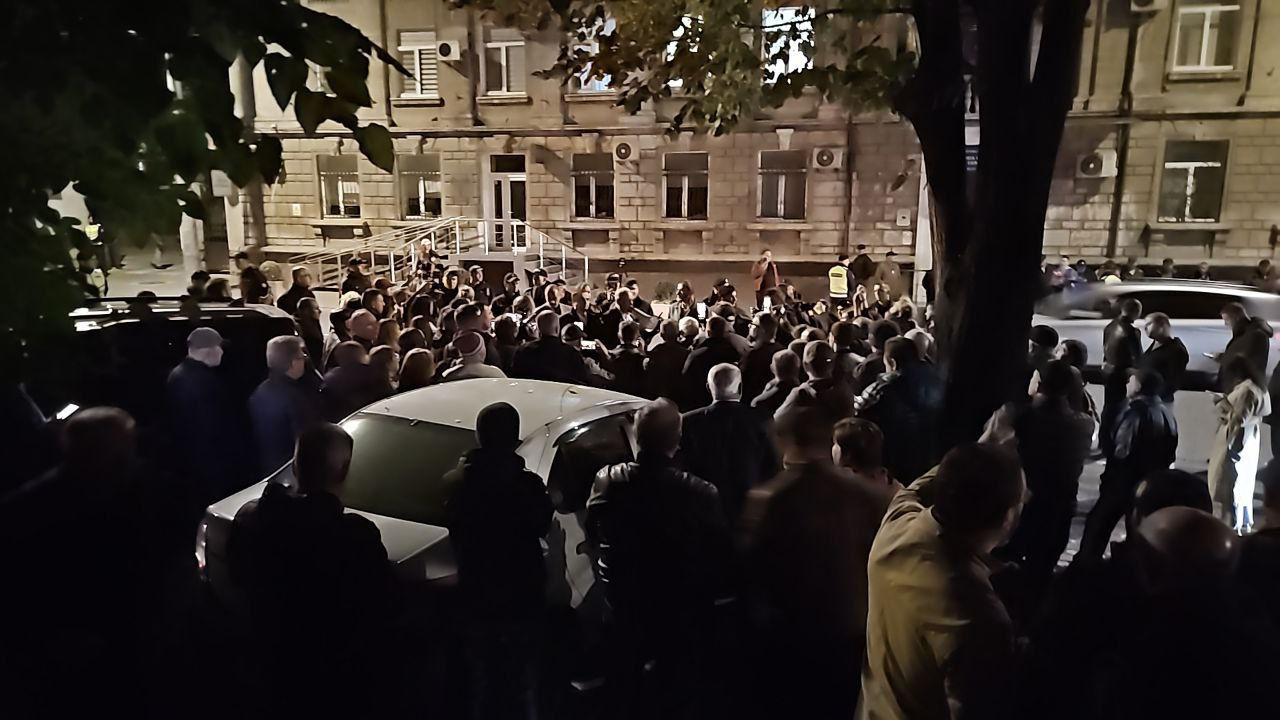 Blocul Patriotic organizează un protest în fața clădirii CEC.