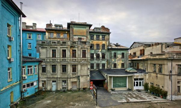 Proprietarul cladirii in care este Clubul Colectiv ar avea legaturi ascunse cu mafia ruseasca. Foto: protv.md