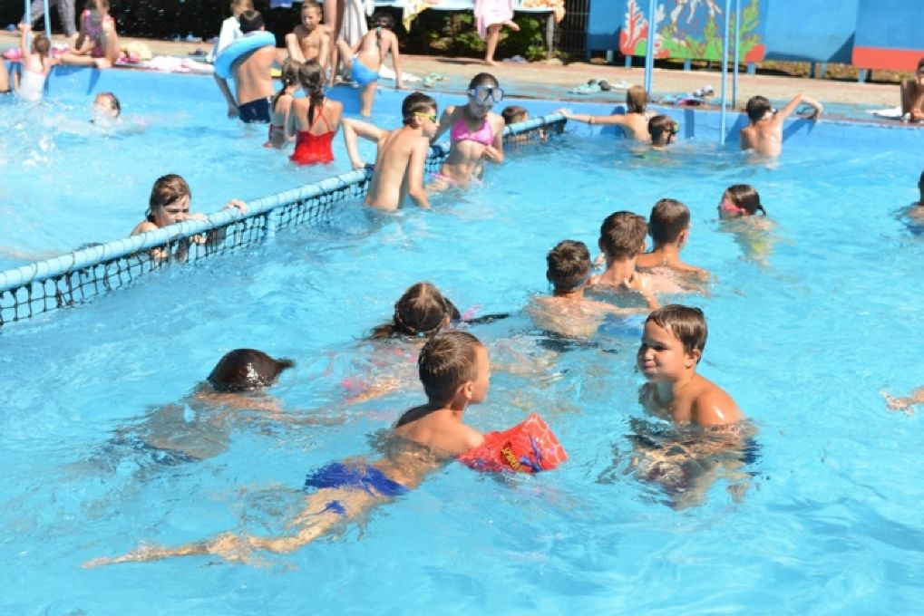В лагерях Alunelul и Poieniţa veselă созданы все условия для здорового отдыха.