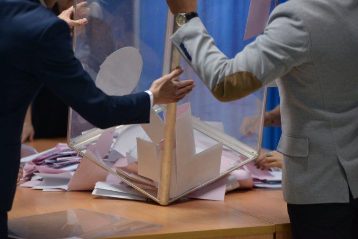 Секретарь казахстанского ЦИК Бахыт Мельдешов объявил о начале подсчета голосов.