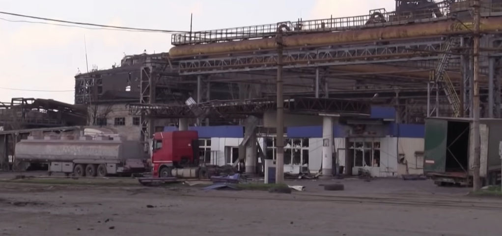 ВВС опубликовал видео с телами погибших возле комбината в Мариуполе.