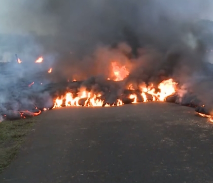 Potrivit autoritatilor, lava avanseaza cu pana la 13 metri pe ora si nu mai este decat aproximativ un kilometru distanta pana cand si strada principala a orasului va fi afectata.   Darryl Oliveira, directorul departamentului de Aparare Civila din judet, a declarat ca, duminica dimineata, valul de lava se afla la mai putin de 300 de metri de prima casa din raza acestuia.