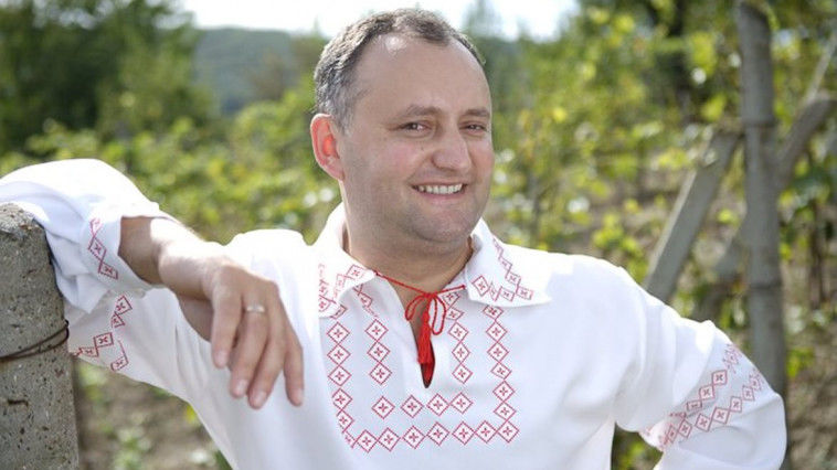 Dodon, la zdrobit strugurii! Cât vin are și cum îl păstrează. Foto: facebook.com