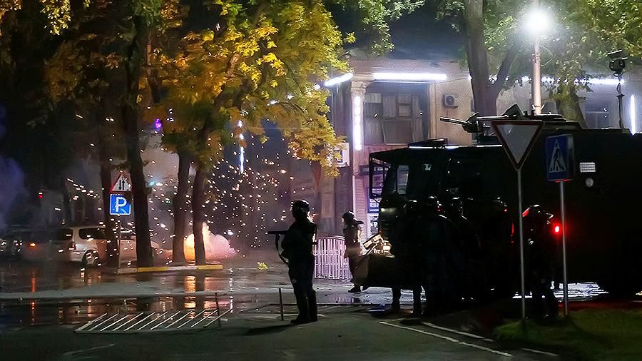 Во время столкновений в Бишкеке пострадали 190 сотрудников милиции. Фото: iz.ru.
