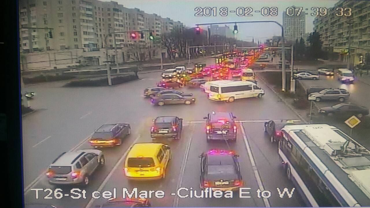 НИП призывает водителей избегать движения по улицам с пробками.