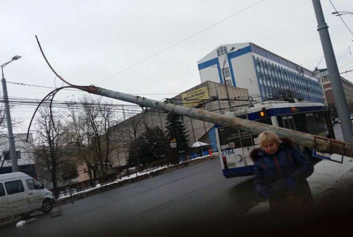 В субботу на столичной улице Тудора Владимиреску упал столб.