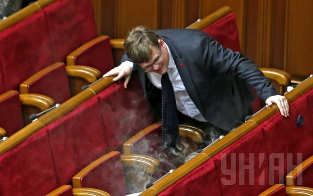 Данное рабочее место принадлежит народному депутату Николаю Паламарчуку.