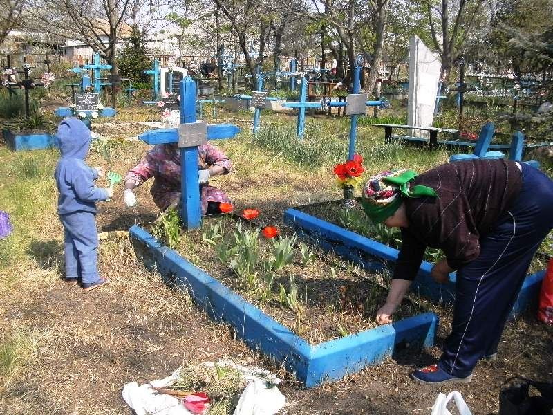 Forfotă în cimitire în preajma Paștelui Blajinilor. Foto: hotnews.md