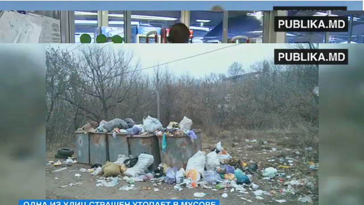 Жильцы ближайших домов говорят, что запах свалки уже невыносим.