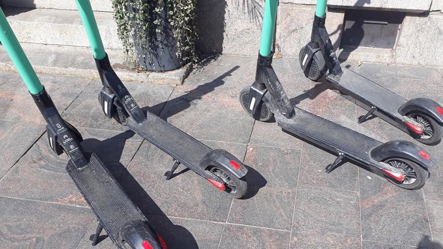 Полиция выписала штрафа пользователям городских служб проката самокатов за опасные маневры на тротуаре. 