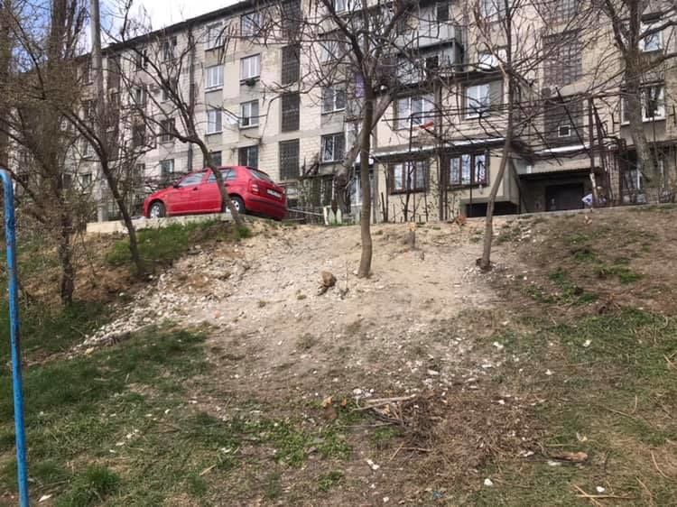 Об этом случае рассказал вице-претор сектора, пообещав, что до субботы весь мусор будет вывезен с территории двора.