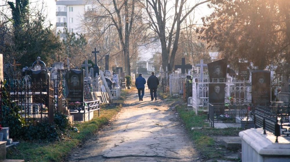 Всего из проверенных примерно 300 человек, покоящихся на двух кладбищах, правом голоса до сих пор обладают около 100.