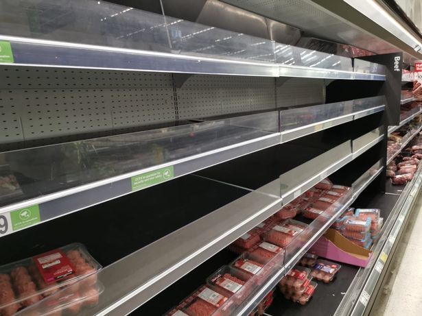 Британцы в панике опустошают полки магазинов из-за грядущего общенационального карантина.