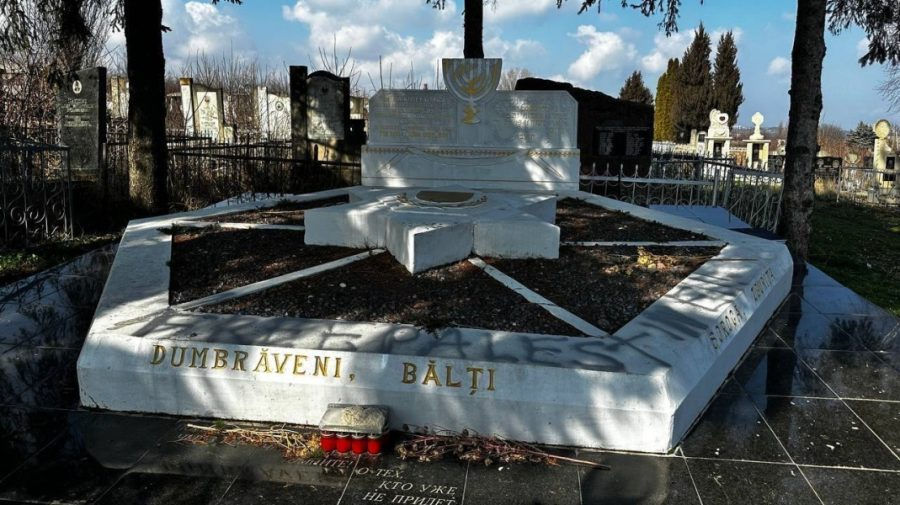 В Сороках вандалы осквернили памятник жертв Холокоста.