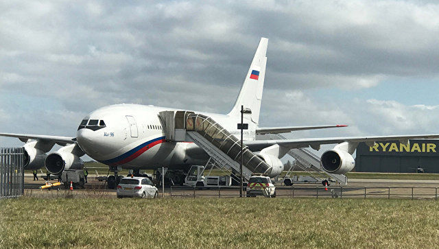 Высланные российские дипломаты покинули Великобританию.