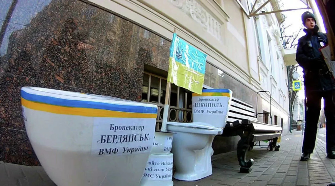 Уроженец Молдовы и москвич принесли унитазы к посольству Украины в России.