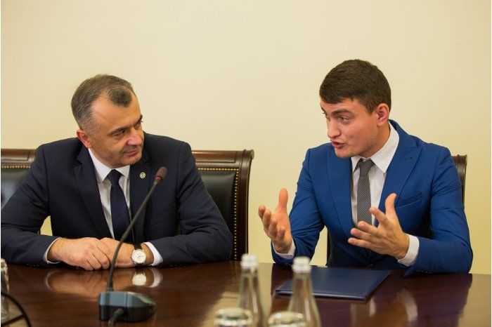 Премьер принял группу волонтёров из села Вэсиены.