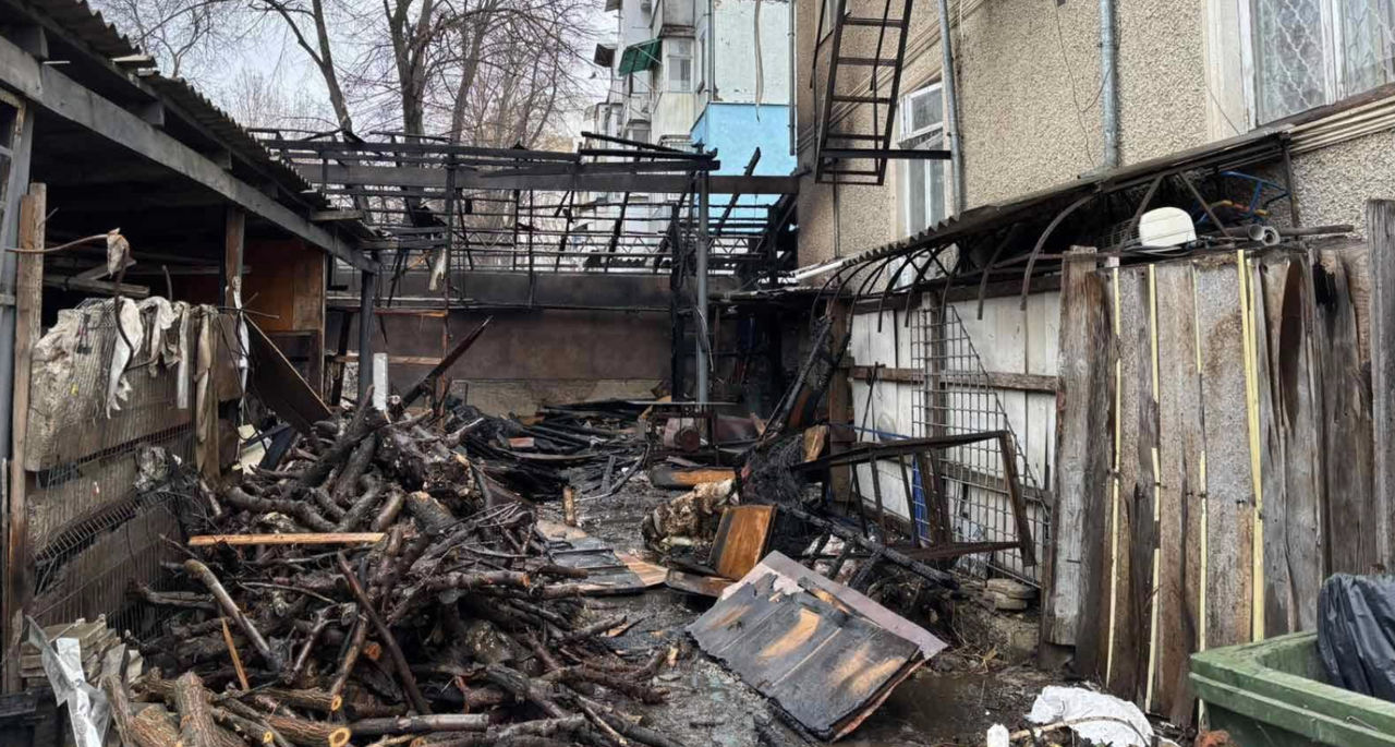 В Бельцах сгорела постройка с дровами: пожарные предотвратили распространение огня.