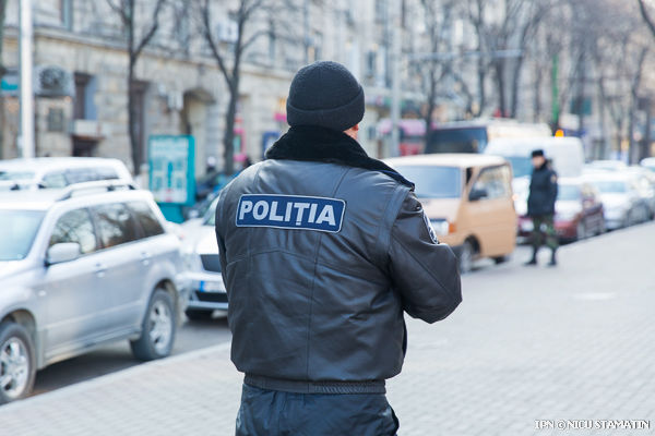 Un ofiţer de investigaţie din cadrul Inspectoratului de Poliţie Făleşti a fost reţinut sub bănuiala că l-a accidentat cu maşina pe un consul al Consulatului României la Bălţi şi a părăsit locul accidentului rutier.