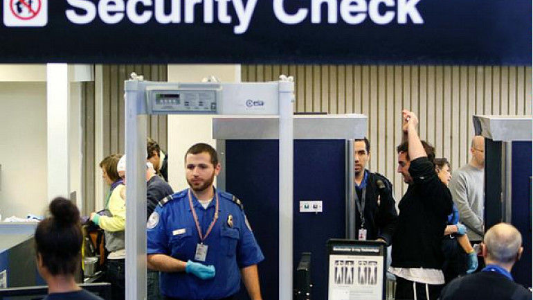 Aeroportul din Miami: O cameră compară faţa omului cu poza din paşaport