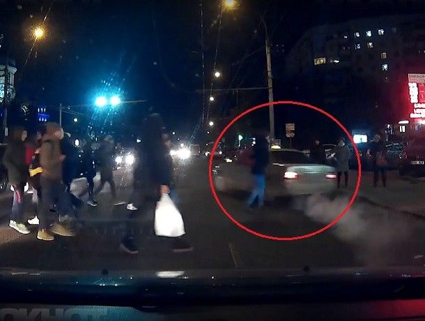 Водитель автомобиля Mercedes неожиданно проехал в опасной близости от группы людей, переходивших дорогу.