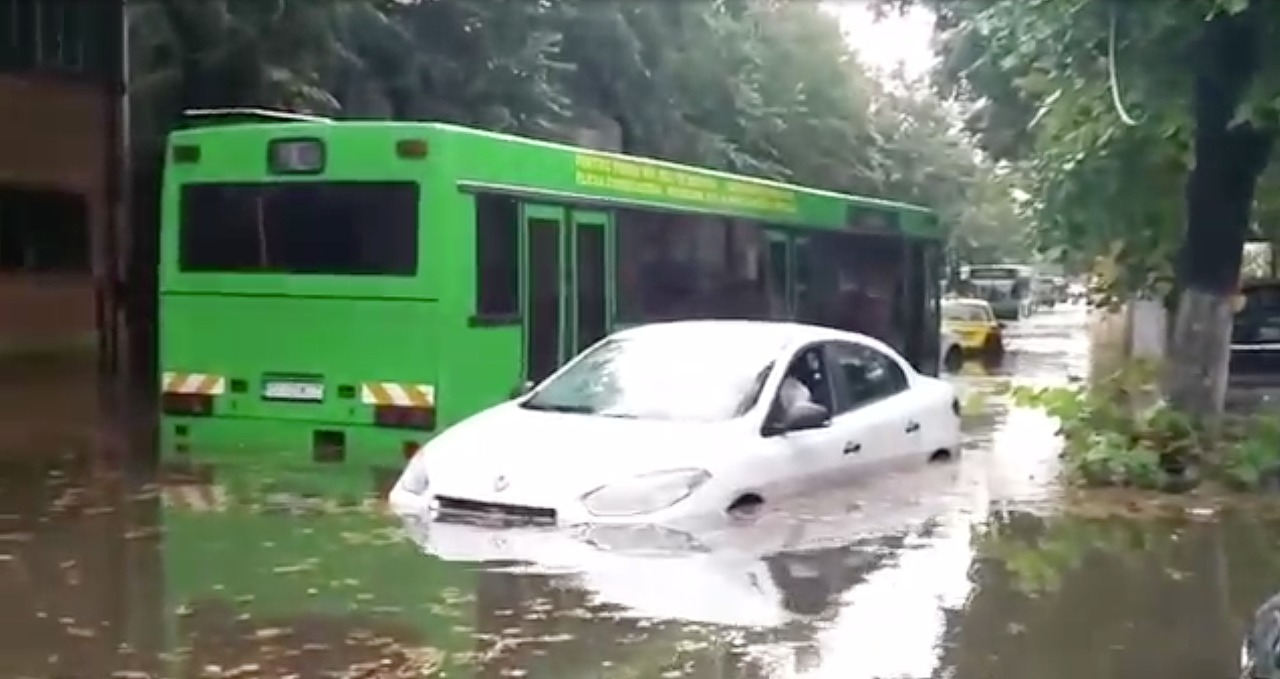 În urma precipitaţiilor de noaptea trecută, în judeţul Constanţa, peste 45 de străzi şi 16 case au fost inundate.