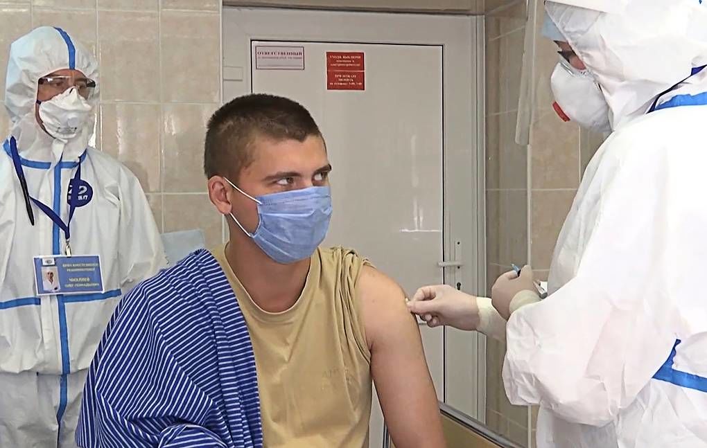 Врачи рассказали о состоянии участников испытаний российской вакцины от COVID-19.