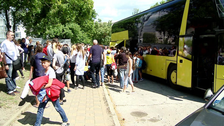 70 детей оказались заблокированными на границе без еды и воды.