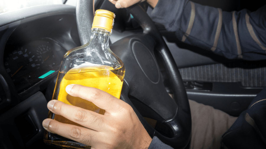 Un șofer beat criță, reținut pentru 72 de ore. Mașina, transportată la o parcare specială.