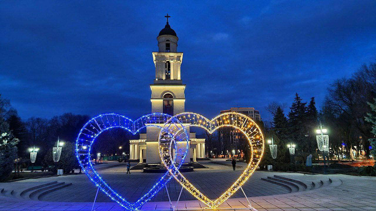 В Кишиневе здания и памятники подсвечены в цвета украинского флага.