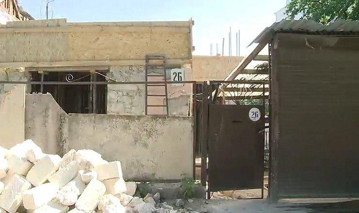 Владелец второй части дома все обвинения отвергает и считает, что мнение соседа не столь важно.