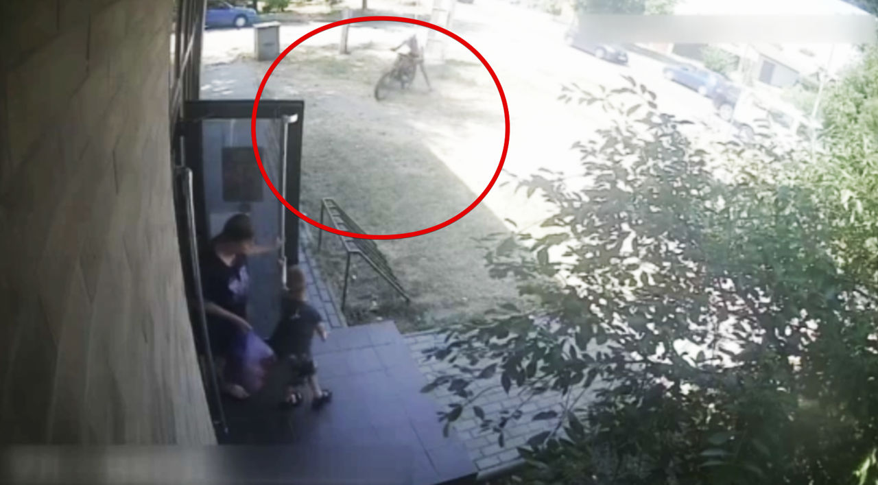 Accident la Tiraspol: Un motociclist beat s-a lovit în ușa unui magazin.