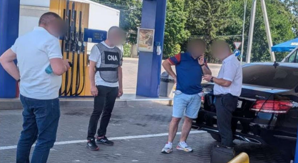 Задержан таможенник: требовал деньги с перевозчика посылок.